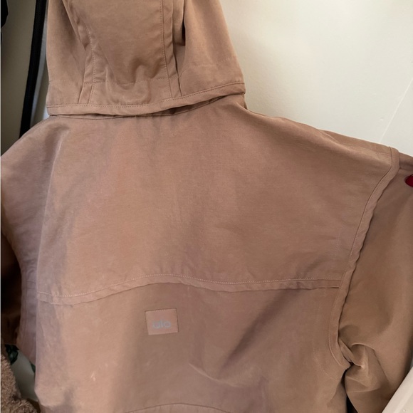 ALO Yoga Women's cropped Unify Jacket in toasted almond - Picture 4 of 8